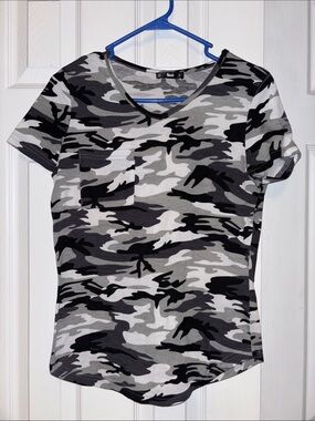 SHEIN Gray & Black Camo V-Neck Pocket Tee